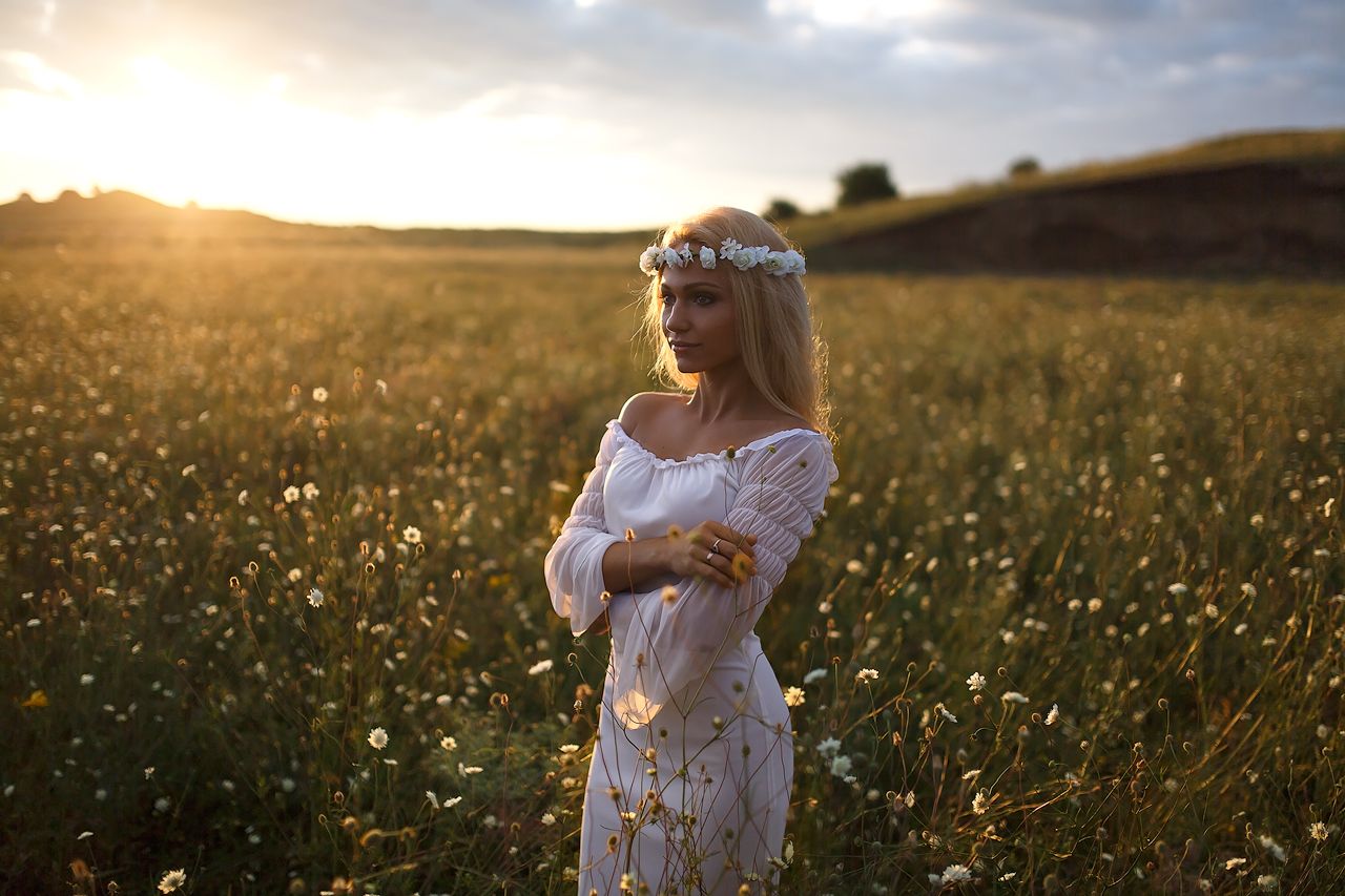 Girls in Slavic costumes in Jiangmen