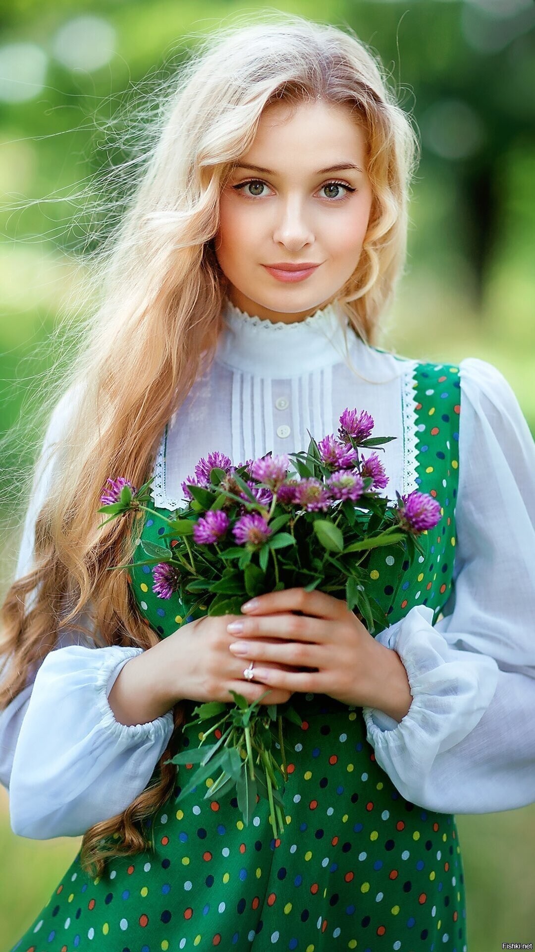 Girls in Slavic costumes in Jiangmen
